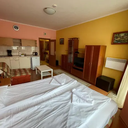 Apartmanhotel Persey Flora 4*